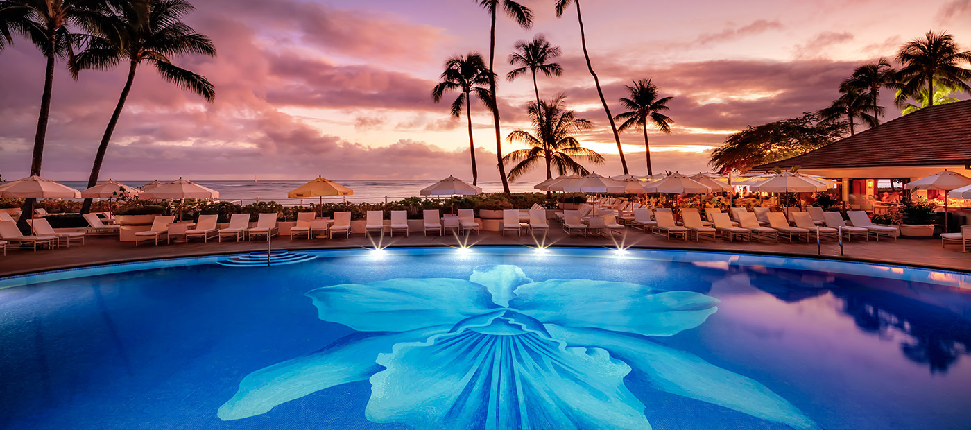 the Halekulani pool at dusk
